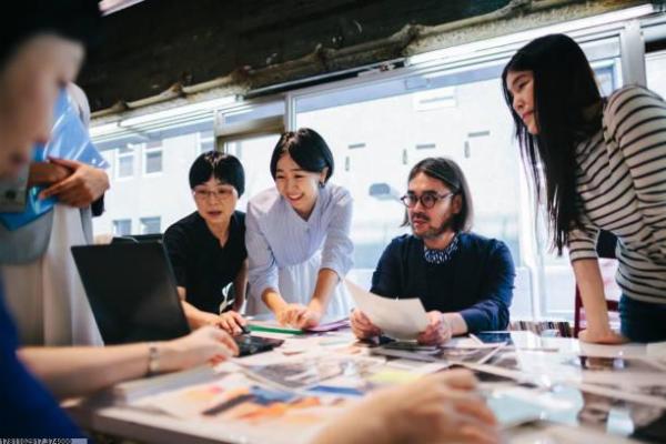 设计一份体育培训展板的创意方案